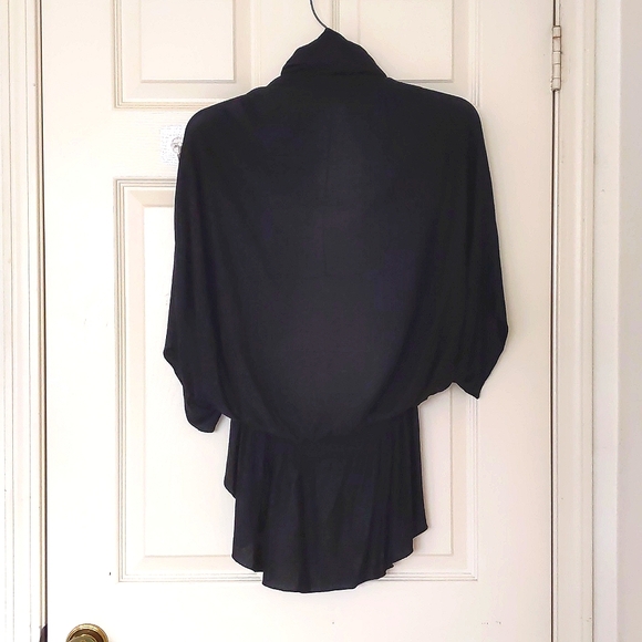 NWOT. The Limited 100% Rayon Short Sleeve Loose Fit Open Front knit Top w/design - Picture 4 of 6